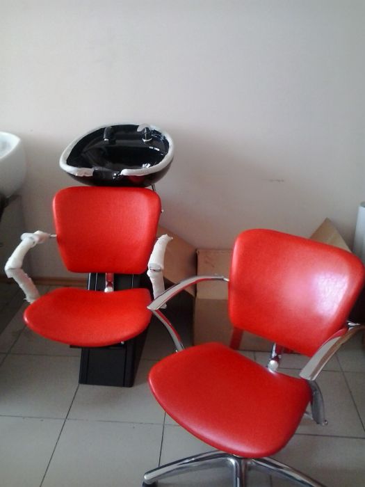 Парикмахерское кресло бу. Парикмахерское оборудование. Стул для парикмахера. Оборудование для парикмахерской. Кресло парикмахерское красное.